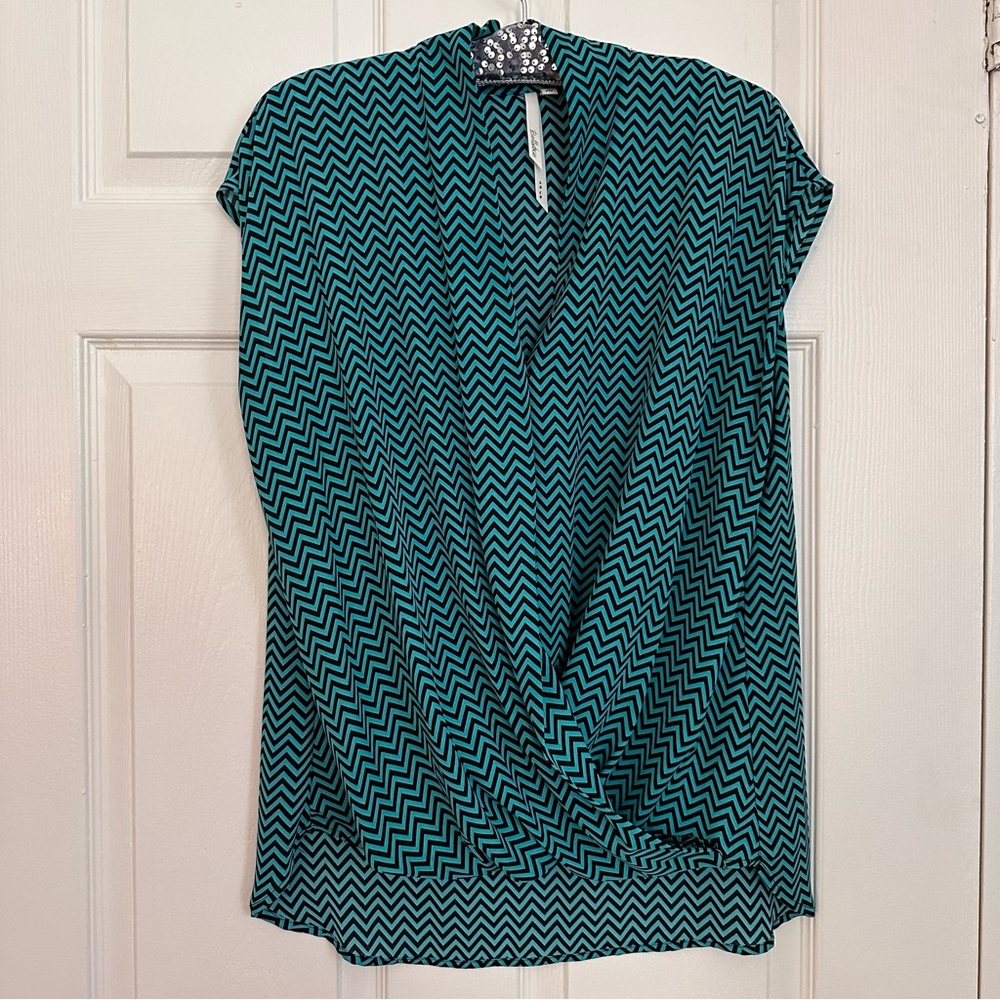 BELLATRIX SLEEVELESS WRAP BLOUSE ,TEAL & BLACK CHEVRON, HIGH/LOW HEM,MEDIUM